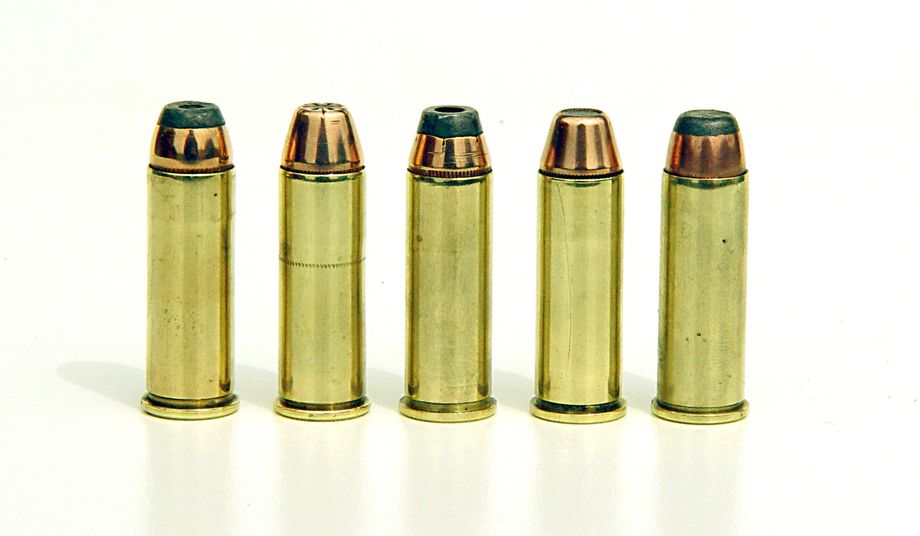 De la gauche vers la droite, chargement de 44 Magnum doté d’une balle Speer JHP 15,55 g ; 44 Mag Hornady 15,55g CL-CIL ; 44 Mag Américan Eagle 15,55g ; 44 Mag Sierra Tournament Master 14,25g ; 44Mag Remington Core Lokt 15,55g Soft Point.